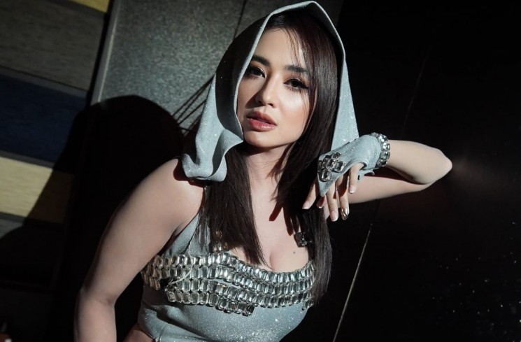 Gaya Sporty Dewi Perssik, Pose Estetis di Bangku
